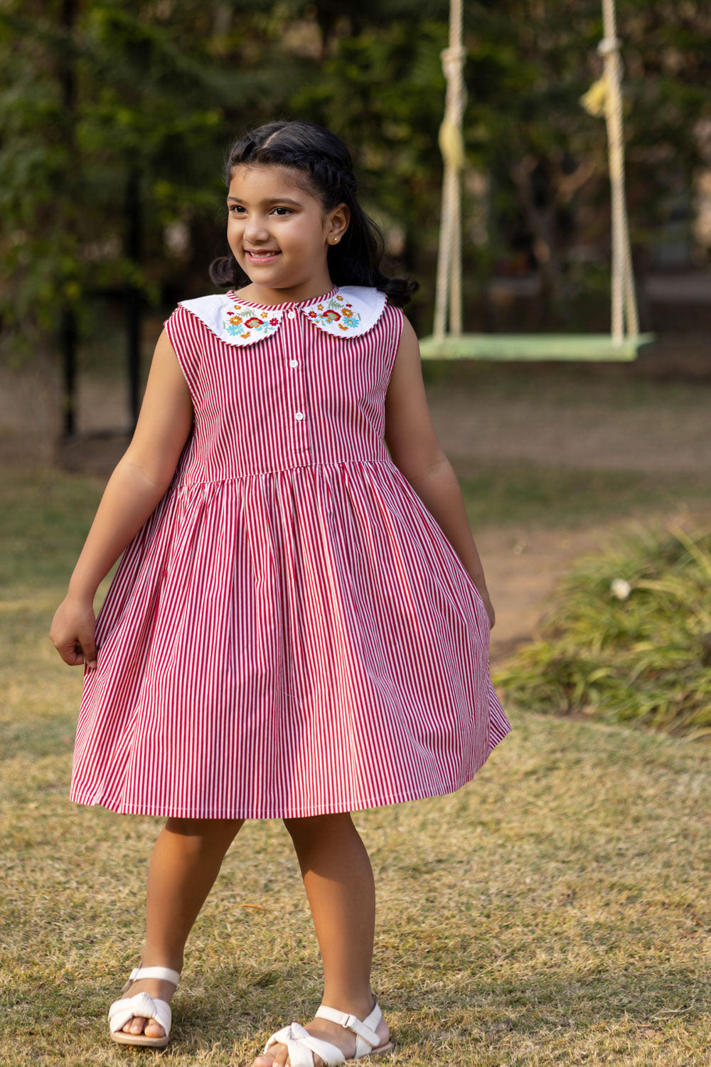 RED STRIPE AND EMBROIDERY COLLAR DRESS