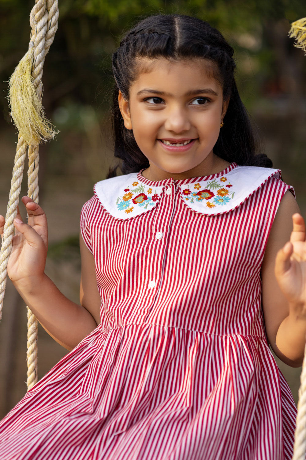 RED STRIPE AND EMBROIDERY COLLAR DRESS